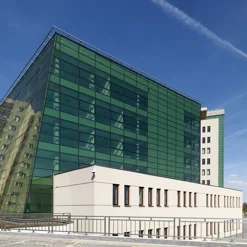 przeszklenia-w-obiektach-publicznych---kluczowe-parametry-i-najczestsze-pulapki-projektowe